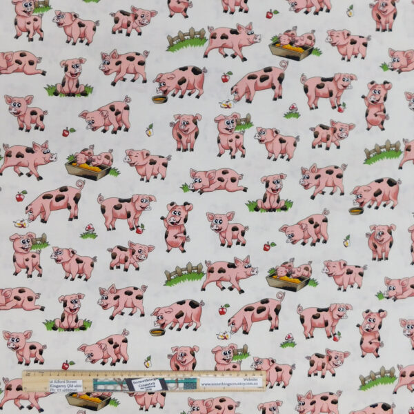 Patchwork Quilting Sewing Fabric Farm Fun Pigs 50x55cm FQ Material