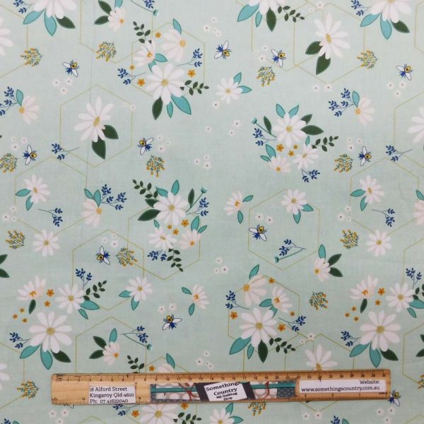 Quilting Patchwork Sewing Fabric Daisy Fields Bees Allover 50x55cm FQ
